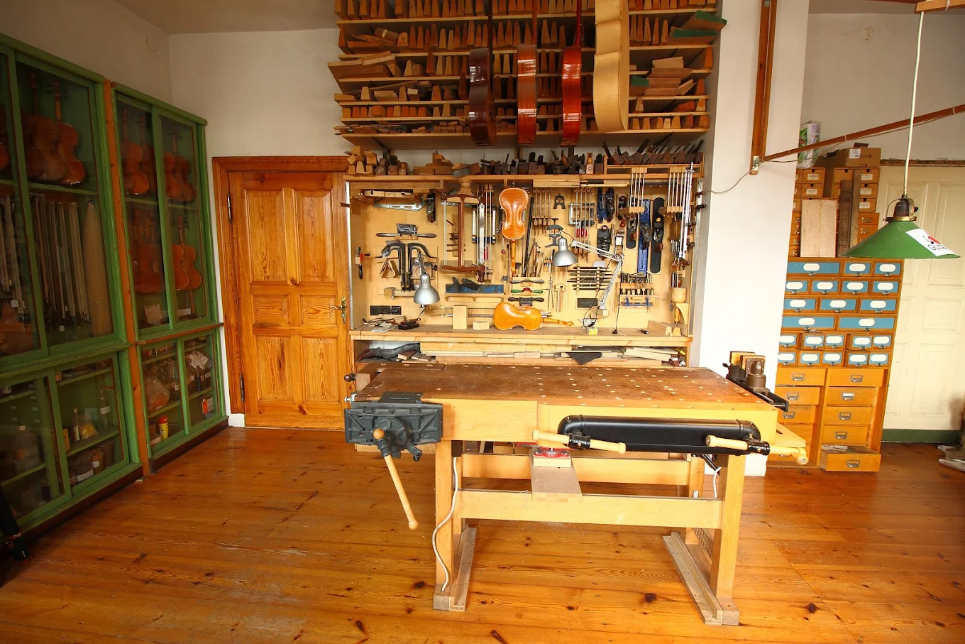 Werkbank mit Werkzeugwand und Tonholz
